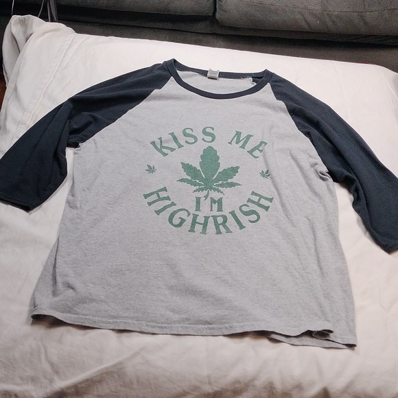 Gildan Other - Kiss me men's 3/4 sleeved t shirt size XL